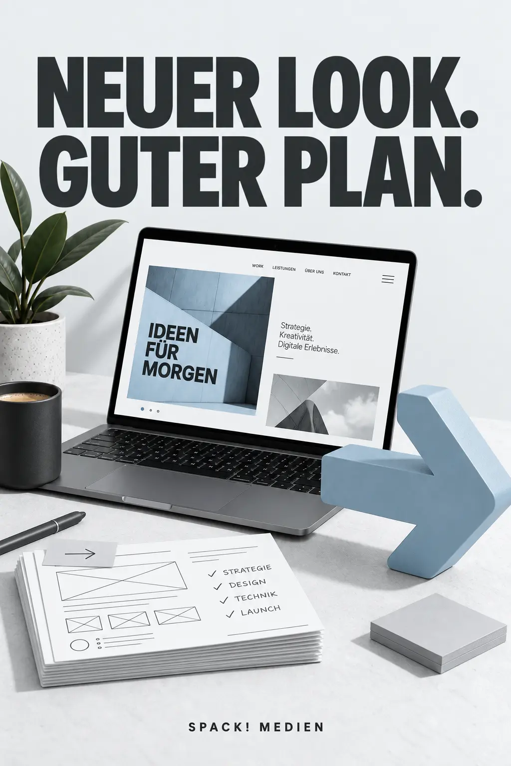Laptop, Planungsunterlagen und hellblauer Pfeil als Motiv für einen Website-Relaunch
