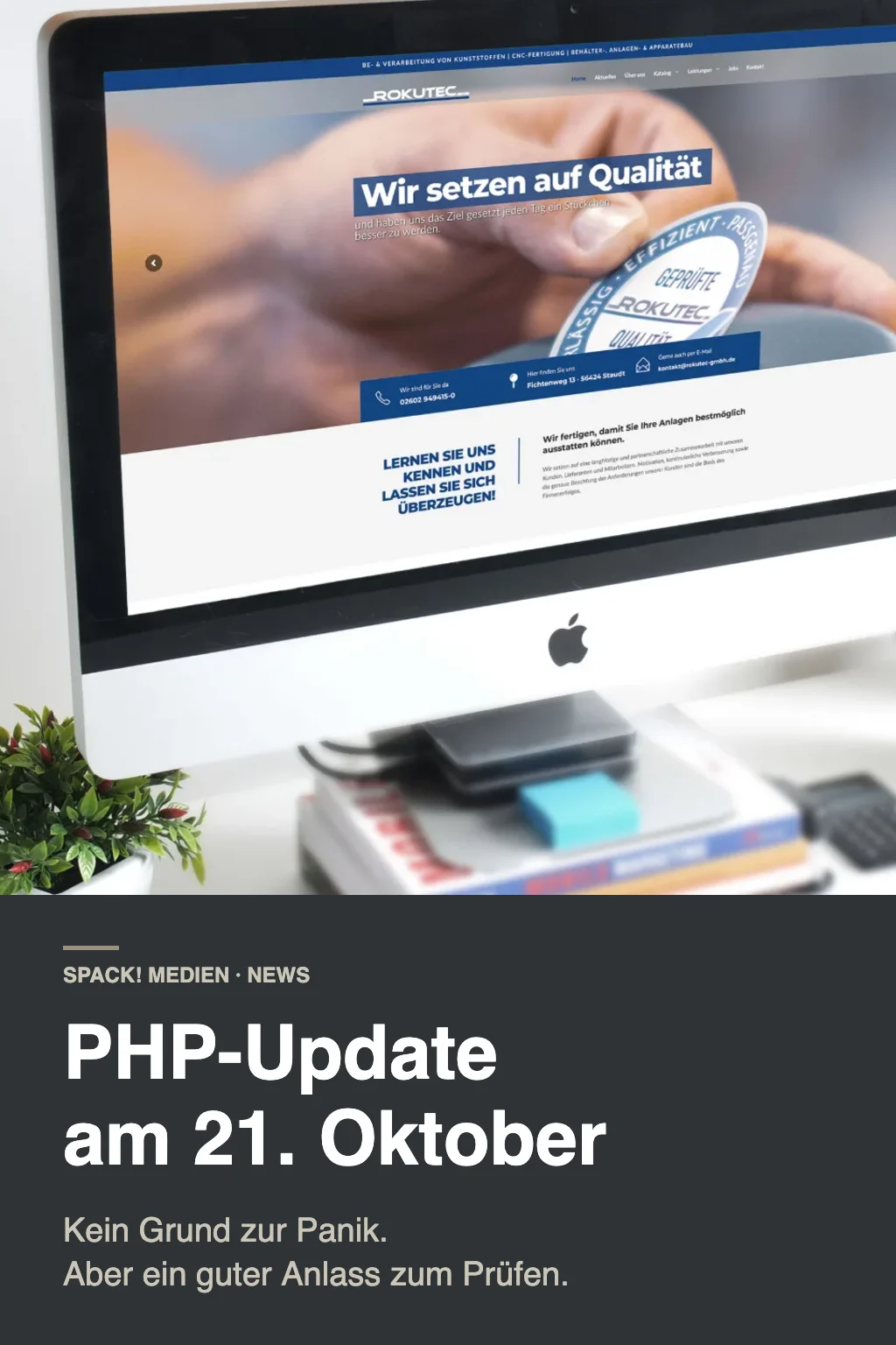 Bildschirm mit einer Website auf einem Schreibtisch, darunter der Titel PHP-Update am 21. Oktober