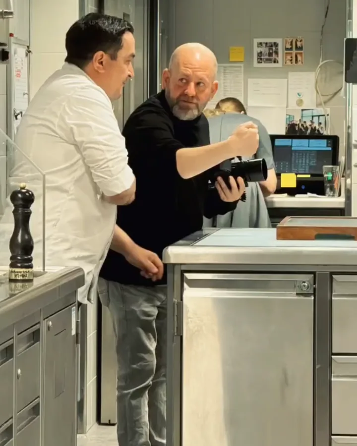 Absprache zwischen Küchenchef und Kameramann am Set