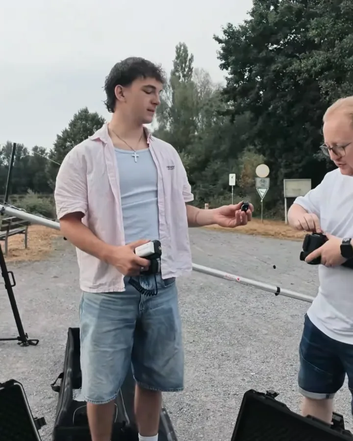 Crew verkabelt Mikrofone bei einem Outdoor-Dreh im Westerwald